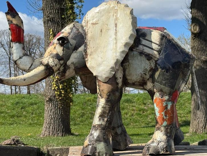 Olifant in Kleur - 160 cm - Handgemaakt & Uniek, Tuin en Terras, Tuinbeelden, Dierenbeeld, Metaal, Ophalen of Verzenden