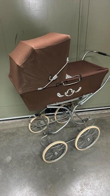 Oude kinderwagen  beschikbaar voor biedingen