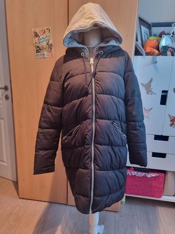 In super staat lange warme Winterjas
Donker blauw ( bijna zw beschikbaar voor biedingen