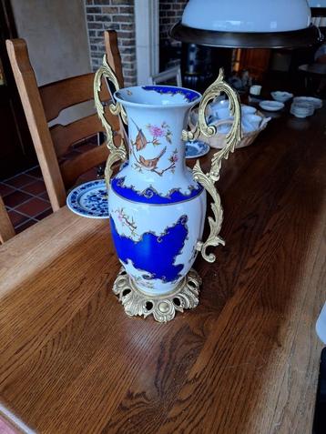 Witte vaas met blauwe tekening en gouden afwerkingen beschikbaar voor biedingen