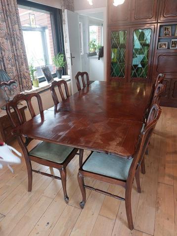 Verlengbare tafel en stoelen antiek beschikbaar voor biedingen