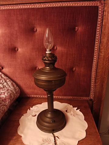 Authentieke petroleumlamp, vermaakt tot lamp op electricitei, Enlèvement ou Envoi