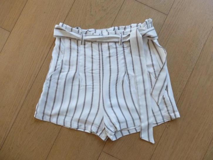 wit gestreept shortje Noali Maat 12A, Kinderen en Baby's, Kinderkleding | Maat 152, Zo goed als nieuw, Meisje, Broek, Ophalen of Verzenden