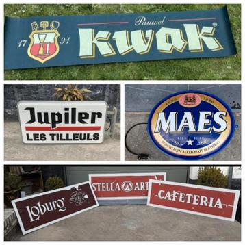 Set verlichte reclameborden. beschikbaar voor biedingen