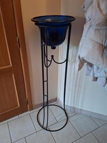 Vasque en verre sur pied en fer forgé, Comme neuf