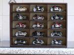 Motos miniatures anciennes sur un présentoir  imitation bois, Ophalen of Verzenden, Zo goed als nieuw, Motoren