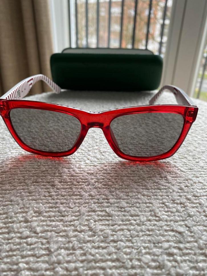 LACOSTE zonnebril in heel mooie afwerking,nieuwstaat, Bijoux, Sacs & Beauté, Lunettes de Soleil & Lunettes | Femmes, Comme neuf
