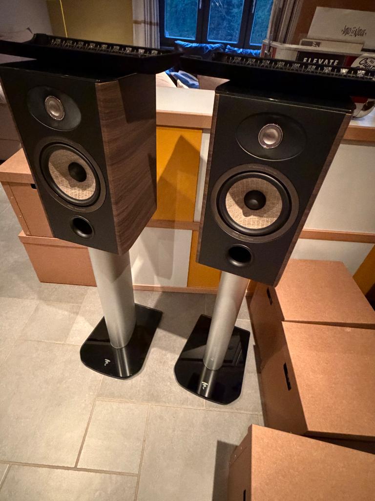 Enceintes Focal Aria 906 Walnut avec pieds, TV, Hi-fi & Vidéo, Enceintes, Comme neuf, 120 watts ou plus, Autres marques, Enlèvement