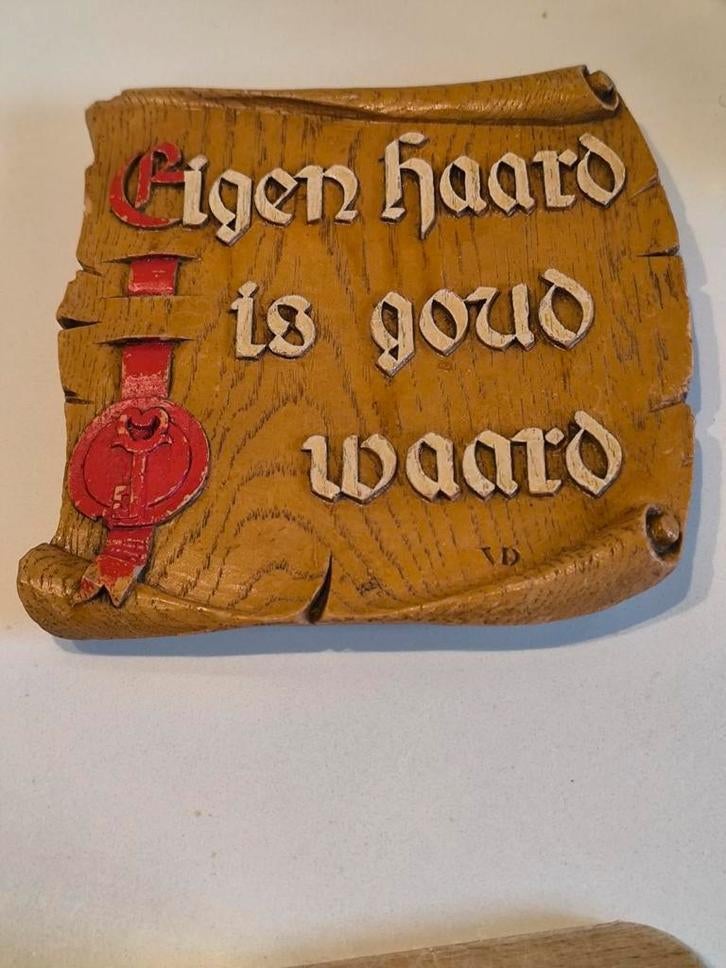 Oude gipsen tegel 'Eigen haard is goud waard', Ophalen of Verzenden