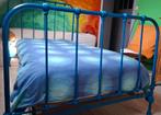 Ijzeren bed, Huis en Inrichting, Slaapkamer | Bedden, Ophalen, 90 cm, Eenpersoons, Blauw