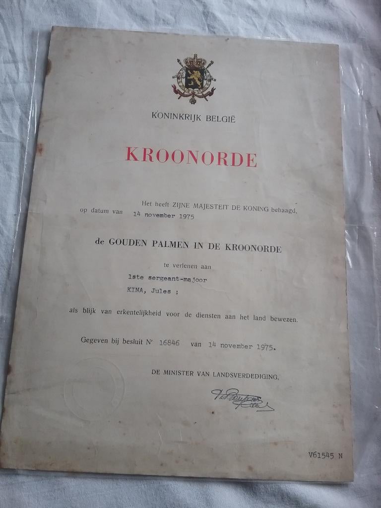 Oorkonde Gouden Palmen in de  Kroonorde 1975, Verzamelen, Militaria | Algemeen, Ophalen of Verzenden, Landmacht, Lintje, Medaille of Wings