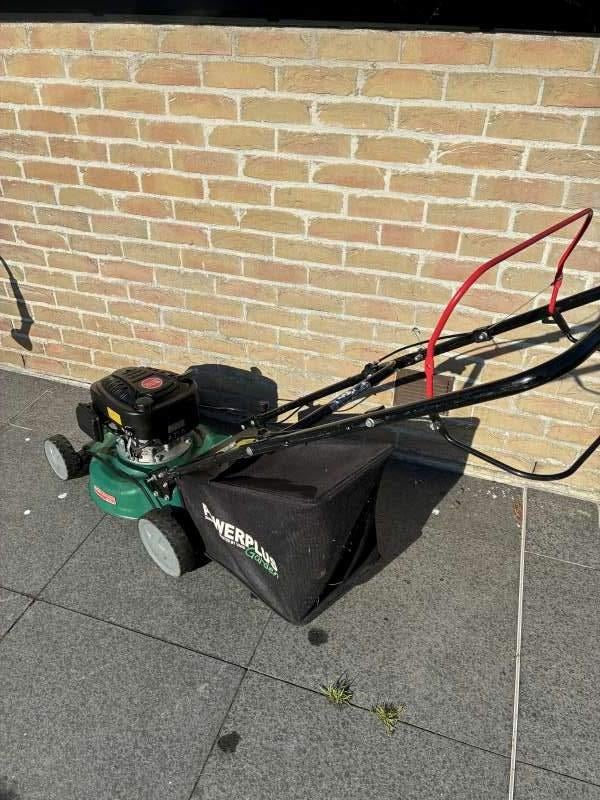 Grasmaaier Powerplus op benzine, zelftrekker., Tuin en Terras, Grasmaaiers, Ophalen, Cirkelmaaier, Gebruikt, Opvangbak