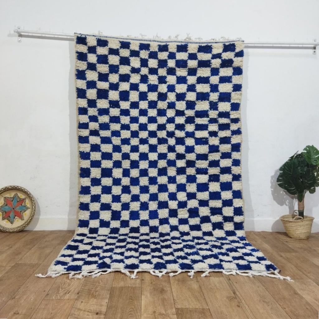 Tapis berbère marocain en laine à motif damier bleu et écru, Envoi