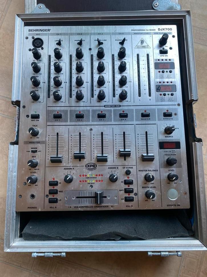 Behringer DJX700 DJ-mixer met draagtas, Muziek en Instrumenten, Mengpanelen, Zo goed als nieuw, Ophalen