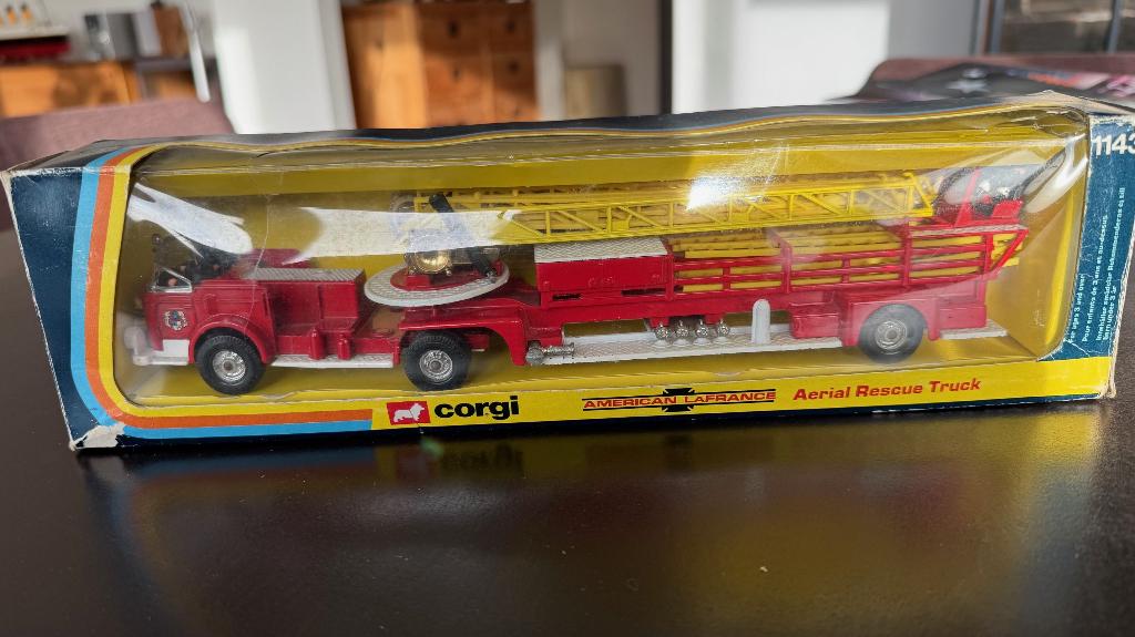 CORGI 1143 AMERICAN LAFRANCE AERIAL RESCUE FIRE TRUCK, Hobby & Loisirs créatifs, Voitures miniatures | 1:43, Utilisé, Bus ou Camion
