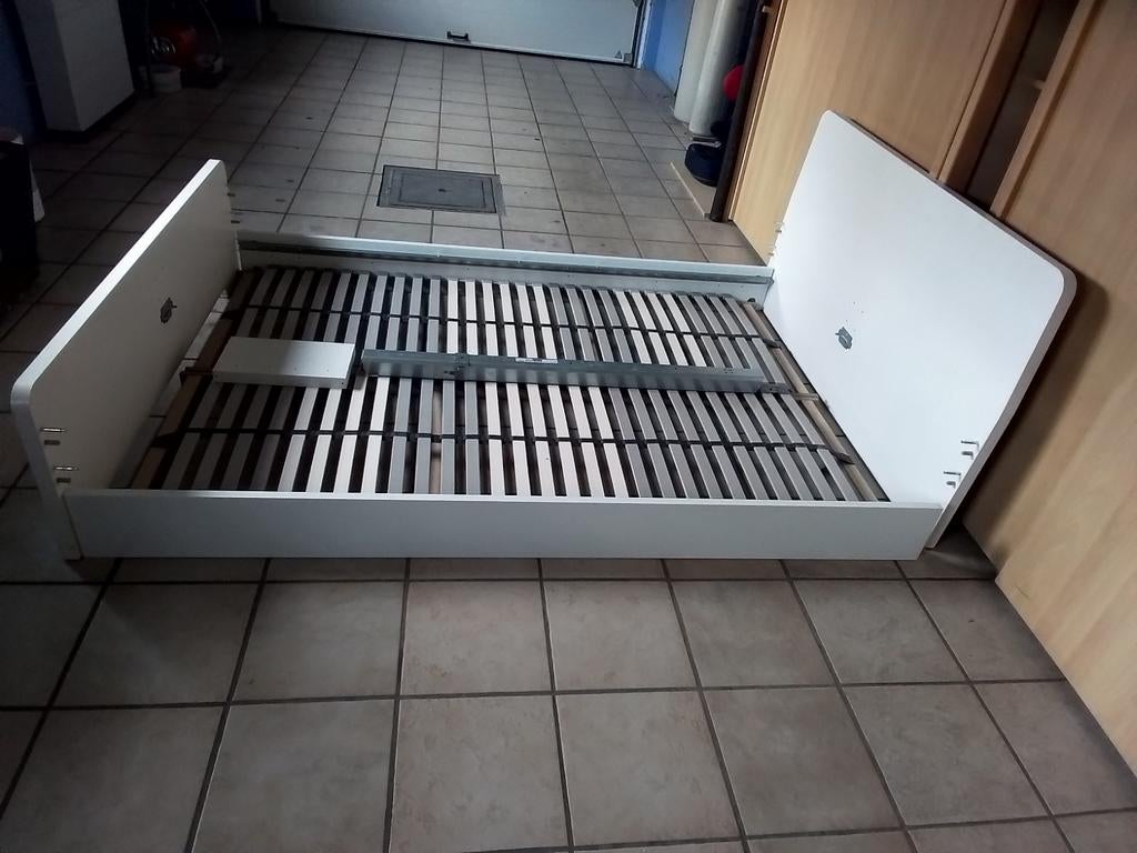 Lit blanc., Queen size, Comme neuf, Enlèvement, 200 cm