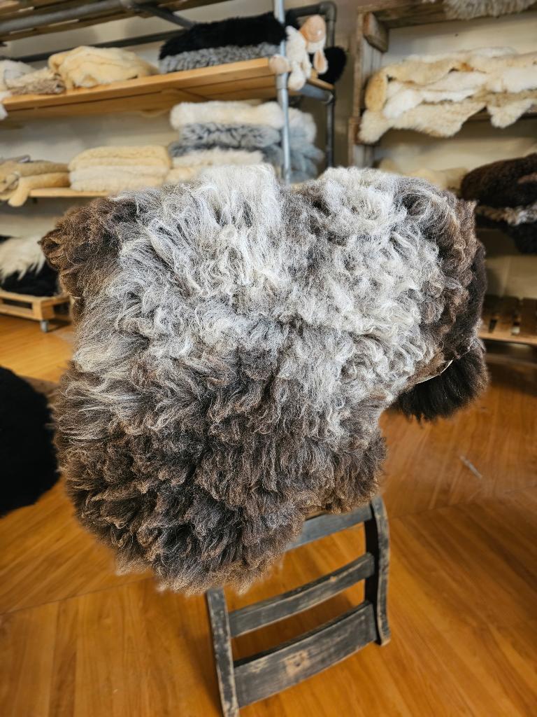 Peau de mouton 93/65 cm, Enlèvement ou Envoi, Utilisé, Gris, Autres styles