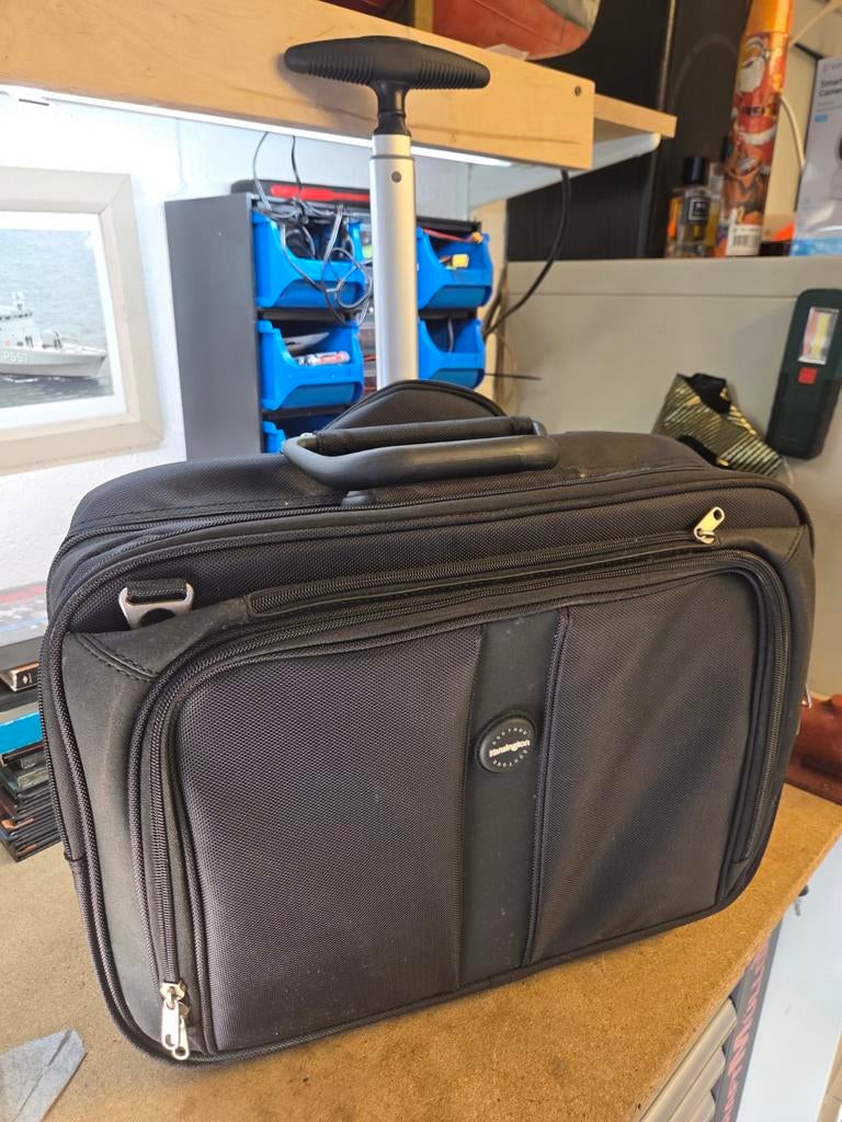 Petites valises, sur roulette.