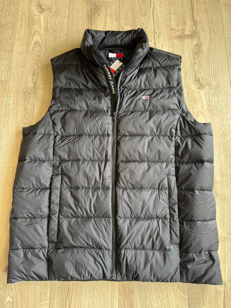 Nieuw, Ongedragen Tommy Jeans Heren Bodywarmer Zwart mt XXL, Kleding | Heren, Bodywarmers, Ophalen, Nieuw, Maat 56/58 (XL), Zwart