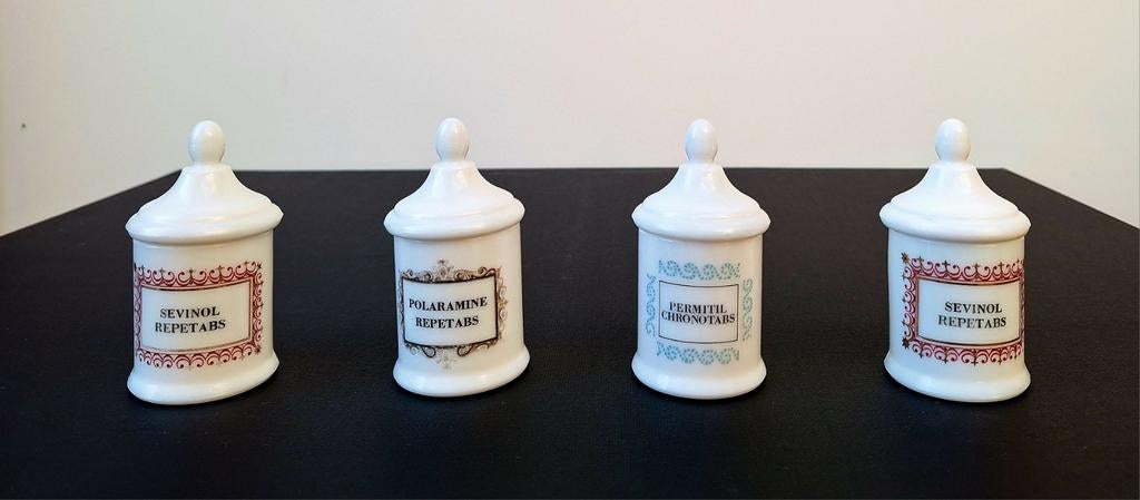 Quatre pots à pharmacie vintage en verre opalin, Collections, Dés à coudre, Enlèvement ou Envoi