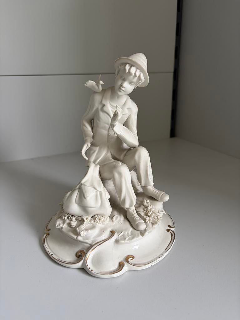 Beeldje , jongen met vogel, Ophalen, Zo goed als nieuw, Mens