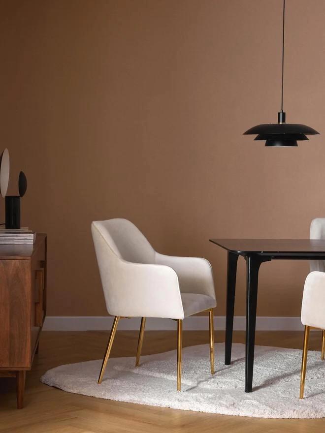 2x fluwelen armstoel ( amper gebruikt ), Huis en Inrichting, Stoelen, Zo goed als nieuw, Twee, Metaal, Overige kleuren, Ophalen