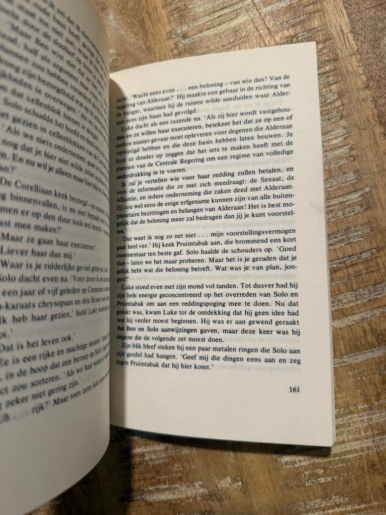 Strijd tussen de sterren - George Lucas, Ophalen of Verzenden, Gelezen, George Lucas