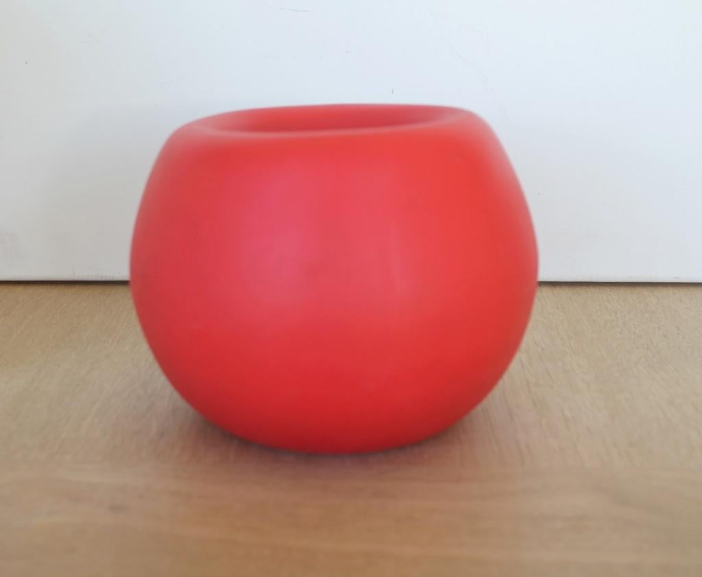 Vaas rubber QDO Scandinavian Design, Huis en Inrichting, Woonaccessoires | Vazen, Zo goed als nieuw, Rood, Minder dan 50 cm, Kunststof