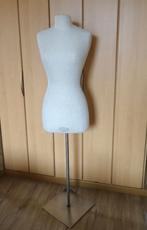 Superbe mannequin. Couture Faubourg St Honoré Paris VIII, Enlèvement