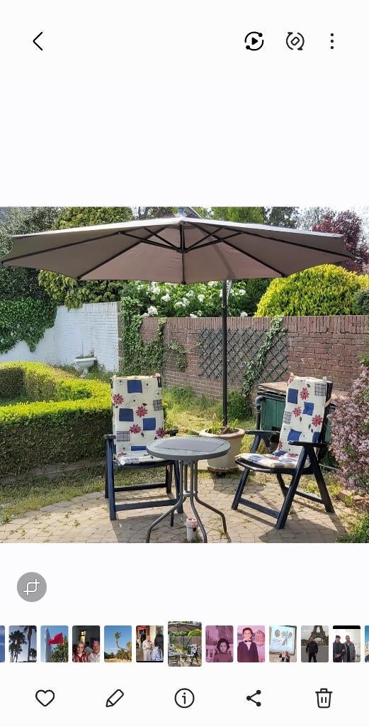 Un parasol avec 2 chaises, Enlèvement, Parasol sur pied, Réglable, Utilisé