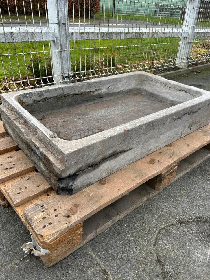 2 stuks : oude arduinen pompsteen wasbak of bloembak, Tuin en Terras, Tuinwanddecoratie, Gebruikt, Ophalen