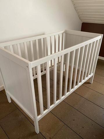 Babybedje + matras beschikbaar voor biedingen