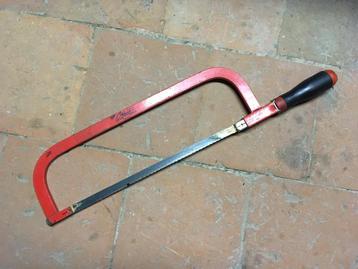 Ijzerzaag beschikbaar voor biedingen