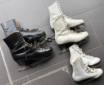 Witte en zwarte schaatsen beschikbaar voor biedingen