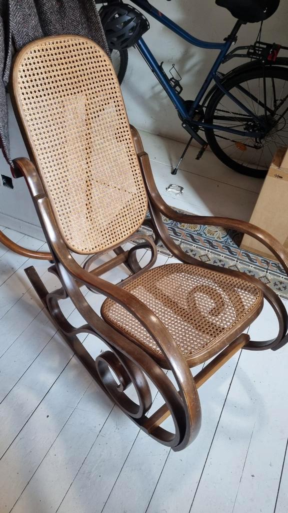 Chaise à bascule ancienne en bois courbé et cannage, Huis en Inrichting, Stoelen, Zo goed als nieuw, Eén, Hout, Bruin, Ophalen