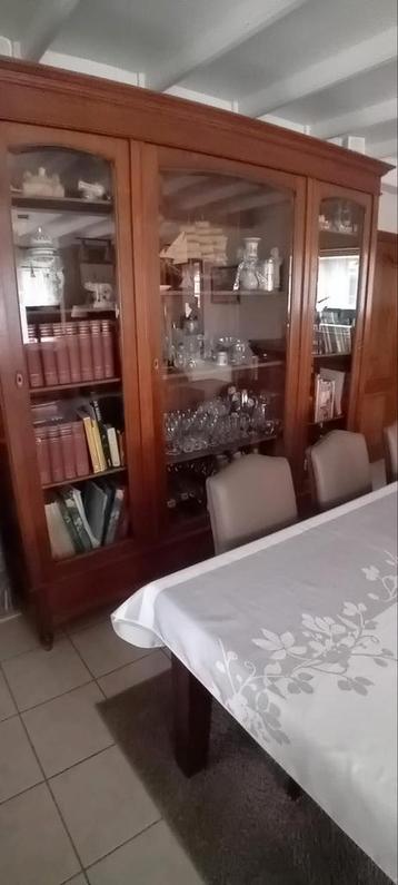 Antieke vitrinekast  beschikbaar voor biedingen