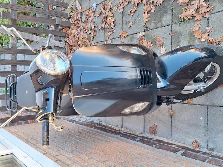 A klasse 50cc start en rijd 4takt papieren en sleutel, Fietsen en Brommers, Scooters | Vespa, Zo goed als nieuw, Benzine, Ophalen of Verzenden