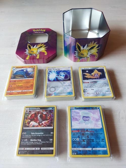Jolteon Tin met 250 Pokemon Kaarten, Hobby en Vrije tijd, Verzamelkaartspellen | Pokémon, Zo goed als nieuw, Meerdere kaarten