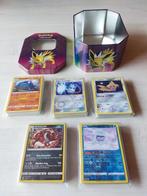Jolteon Tin met 250 Pokemon Kaarten, Foil, Ophalen of Verzenden, Zo goed als nieuw, Meerdere kaarten