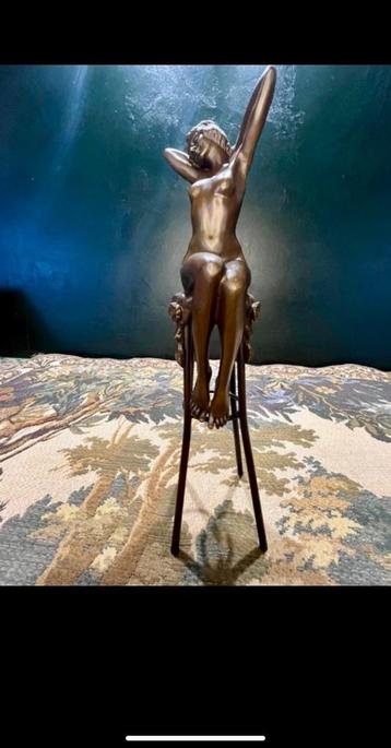 Art Nouveau beeld in brons beschikbaar voor biedingen