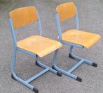 2 jolies anciennes chaises d'école rétro empilables, Ophalen