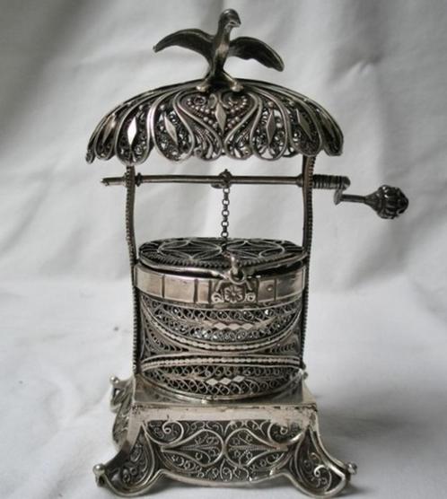 Prachtige besomim in de vorm van een waterput (Judaica), Antiek en Kunst, Curiosa en Brocante, Ophalen