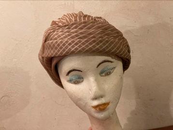 Vintage dameshoed “Mme Zwartjes Brugge” –  ’50 stijl, turban, Kleding | Dames, Hoeden en Petten, Ophalen of Verzenden, Gedragen