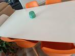 gelakte witte tafel met 6 oranje en 2 witte stoelen, Zo goed als nieuw, Ophalen
