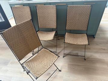 Vintage riet rotan smeedijzeren klap stoelen beschikbaar voor biedingen