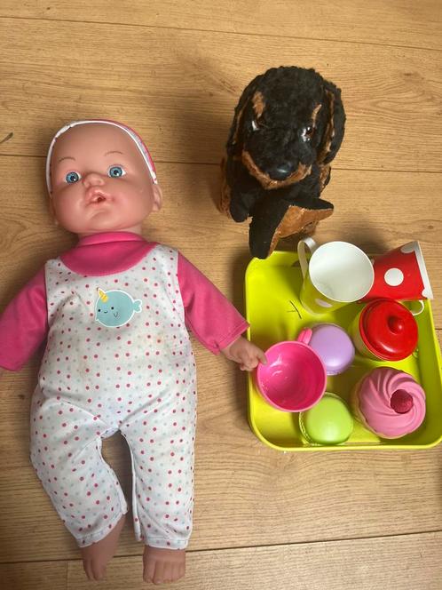 Baby pop (40 cm), pluchen hond en theeservies speelgoed, Kinderen en Baby's, Speelgoed | Poppen, Gebruikt, Babypop, Ophalen