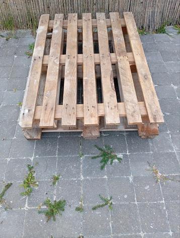 2 houten paletten en wat resthout. beschikbaar voor biedingen