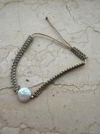 Beige gevlochten armband met parelmoer en buidel, Handtassen en Accessoires, Armbanden, Gebruikt, Beige, Kunststof of Plastic