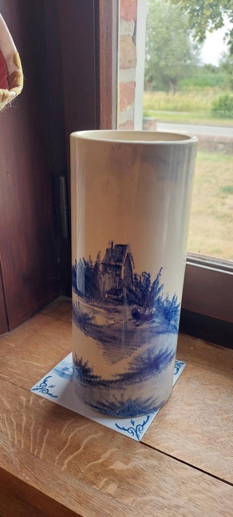 Twee blauw-witte cilindervazen – Delfts-blauwe stijl – vinta, Huis en Inrichting, Woonaccessoires | Vazen, Gebruikt, Blauw, Minder dan 50 cm