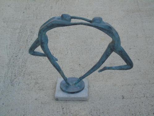 statue art moderne en bronze d un couple sur pierre bleu ., Jardin & Terrasse, Statues de jardin, Neuf, Abstrait, Autres matériaux